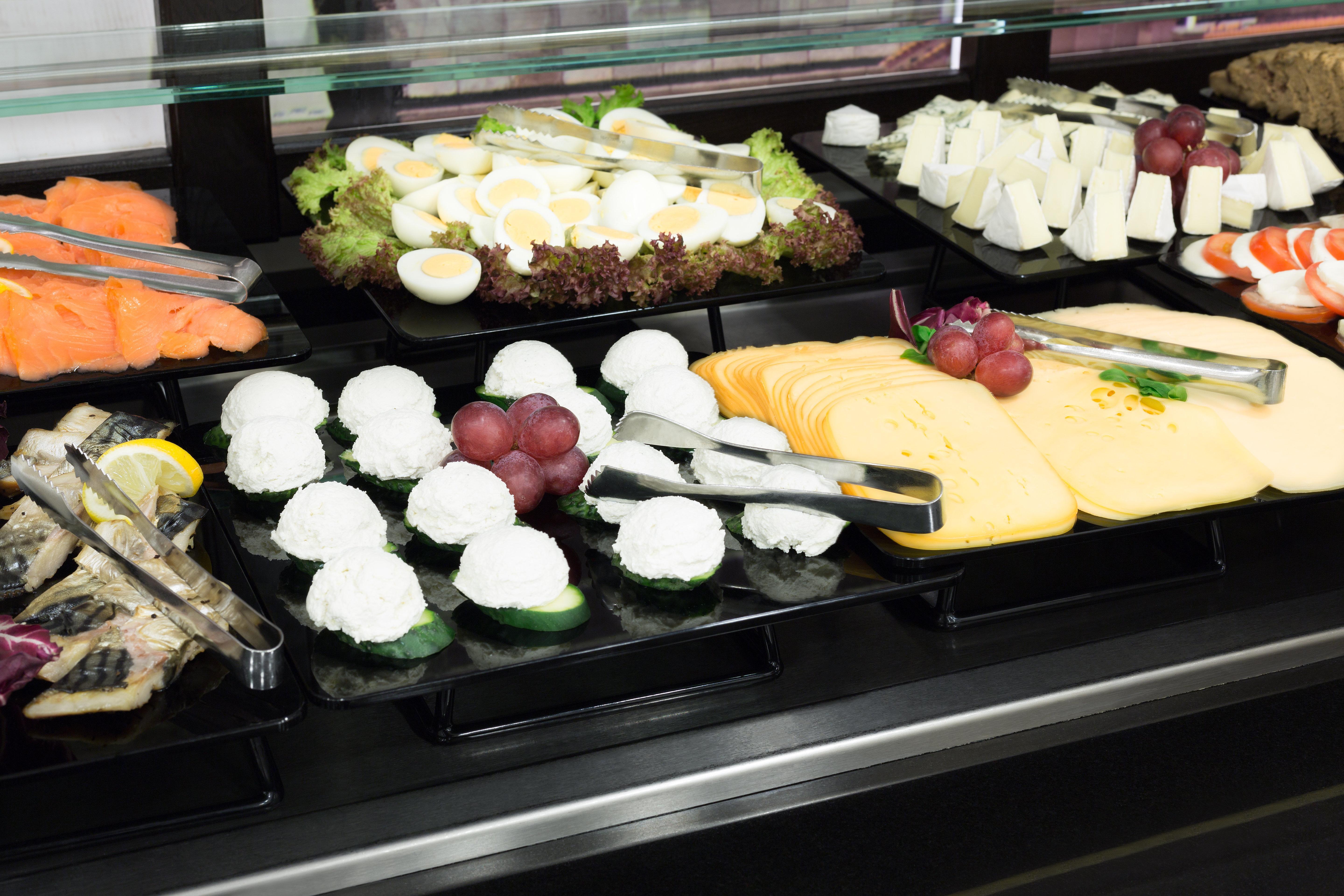Holiday Inn Krakow City Centre By Ihg Екстериор снимка A buffet with a selection of cheeses