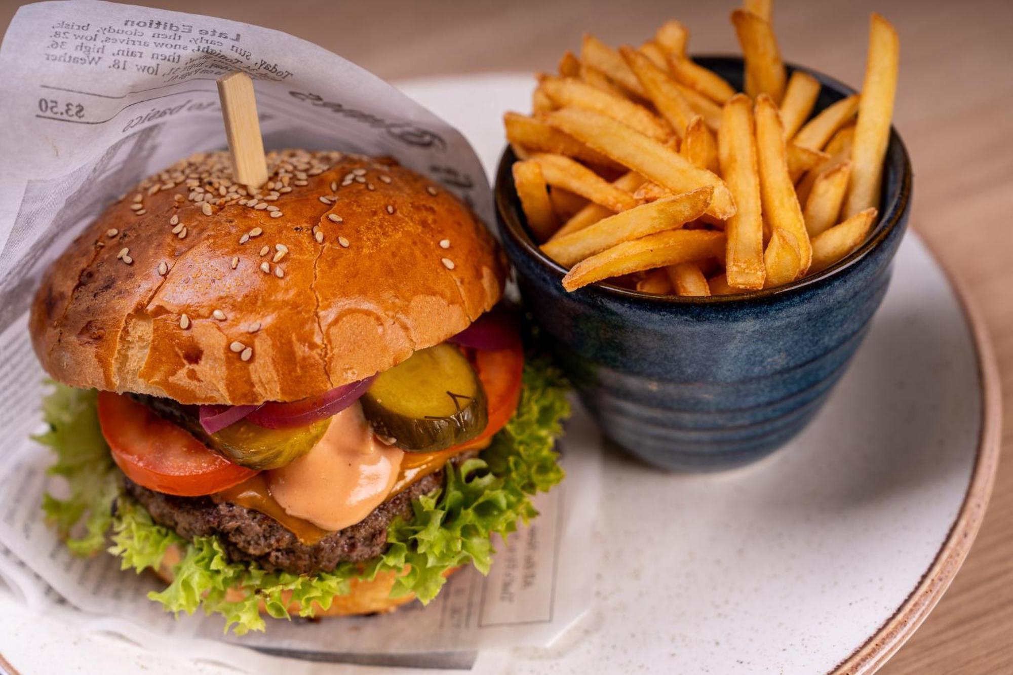 Holiday Inn Krakow City Centre By Ihg Екстериор снимка A cheeseburger with chips