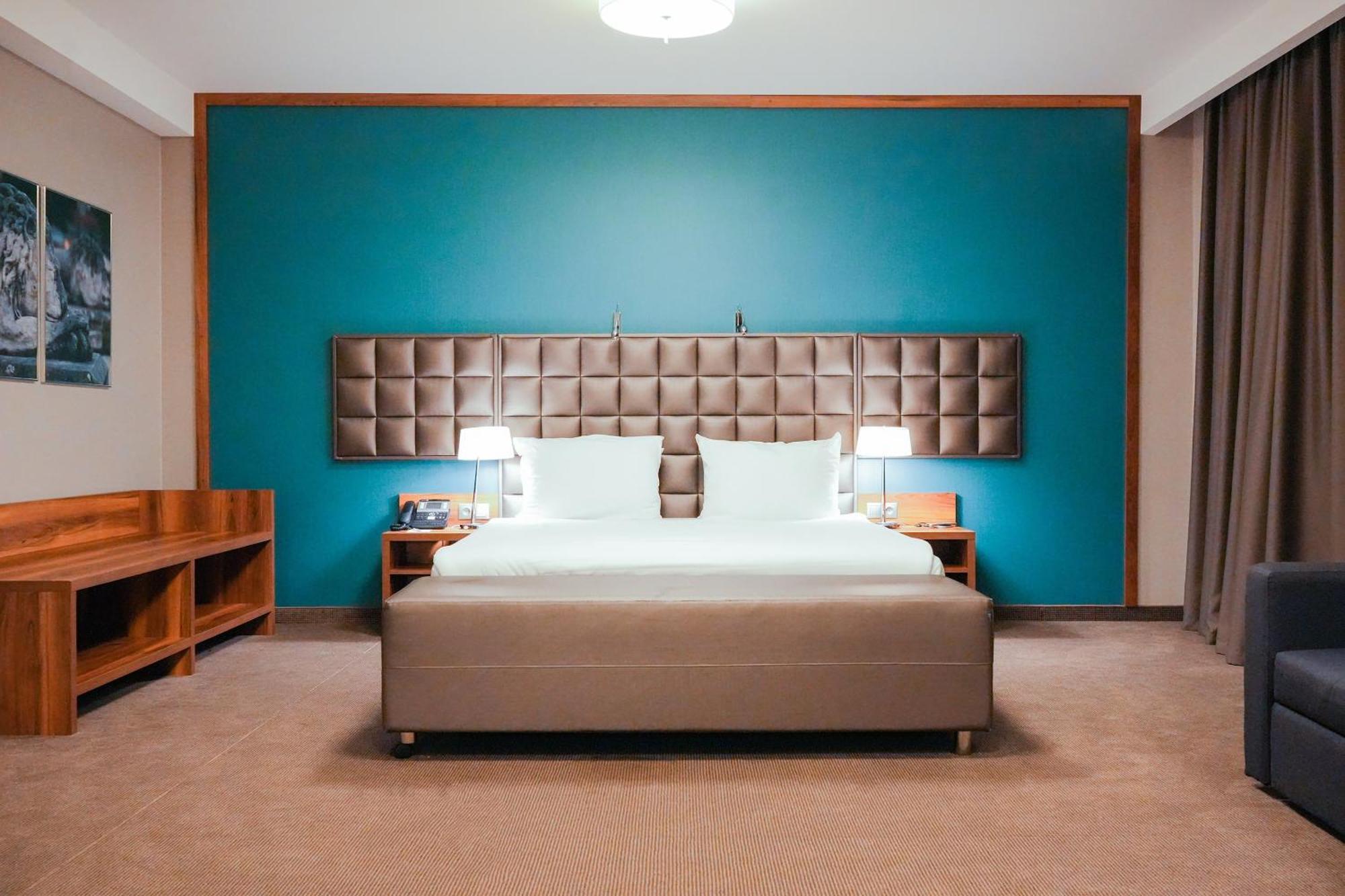 Holiday Inn Krakow City Centre By Ihg Екстериор снимка A bedroom at the hotel