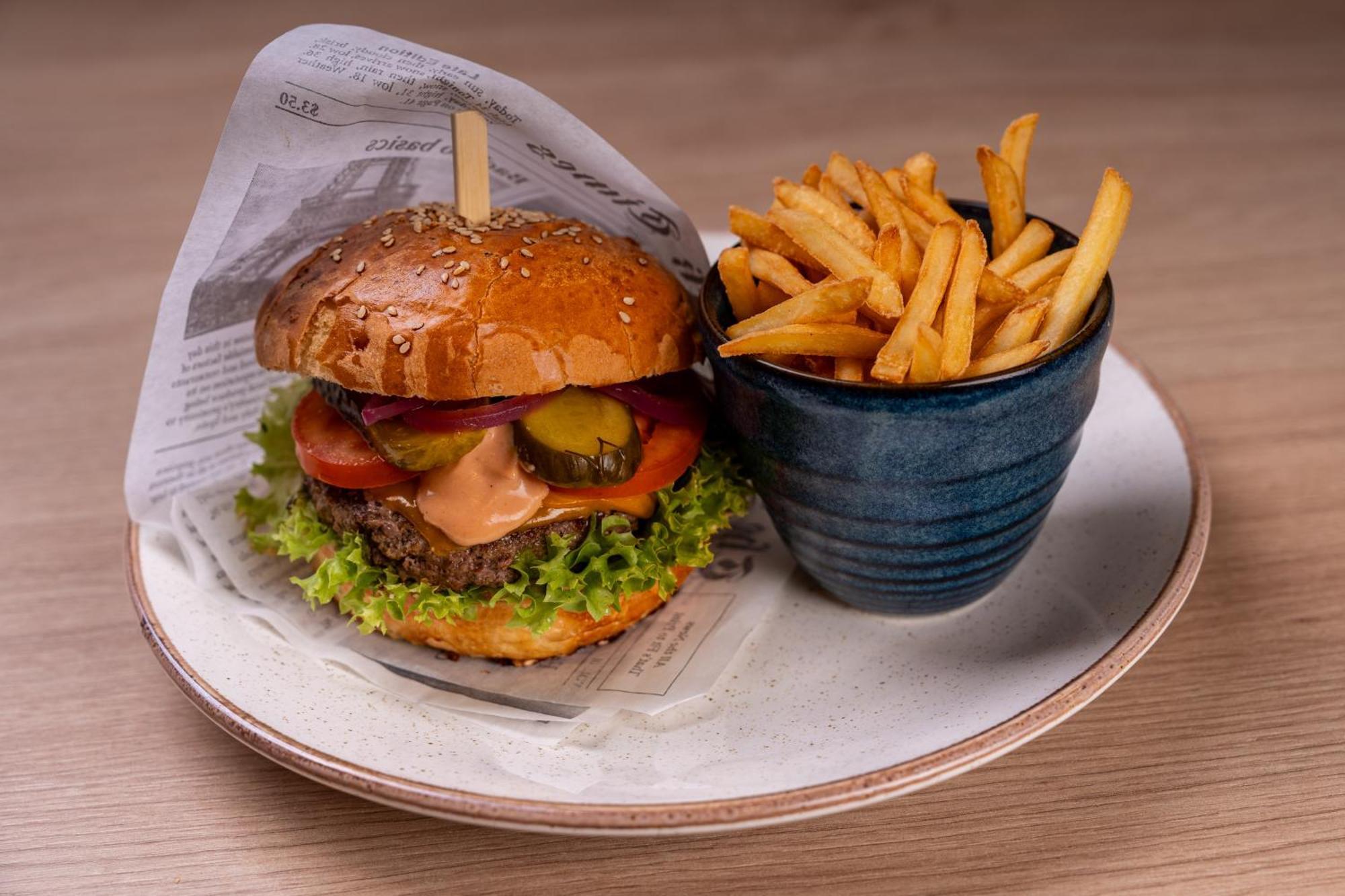 Holiday Inn Krakow City Centre By Ihg Екстериор снимка A hamburger with chips