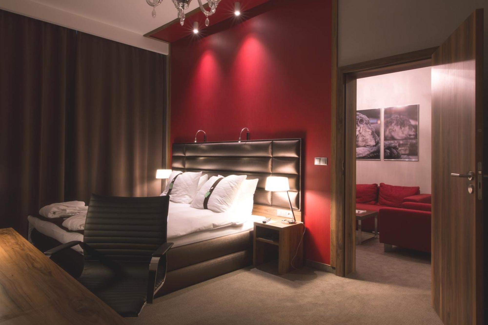 Holiday Inn Krakow City Centre By Ihg Екстериор снимка A suite at the Holiday Inn, London - Kensington